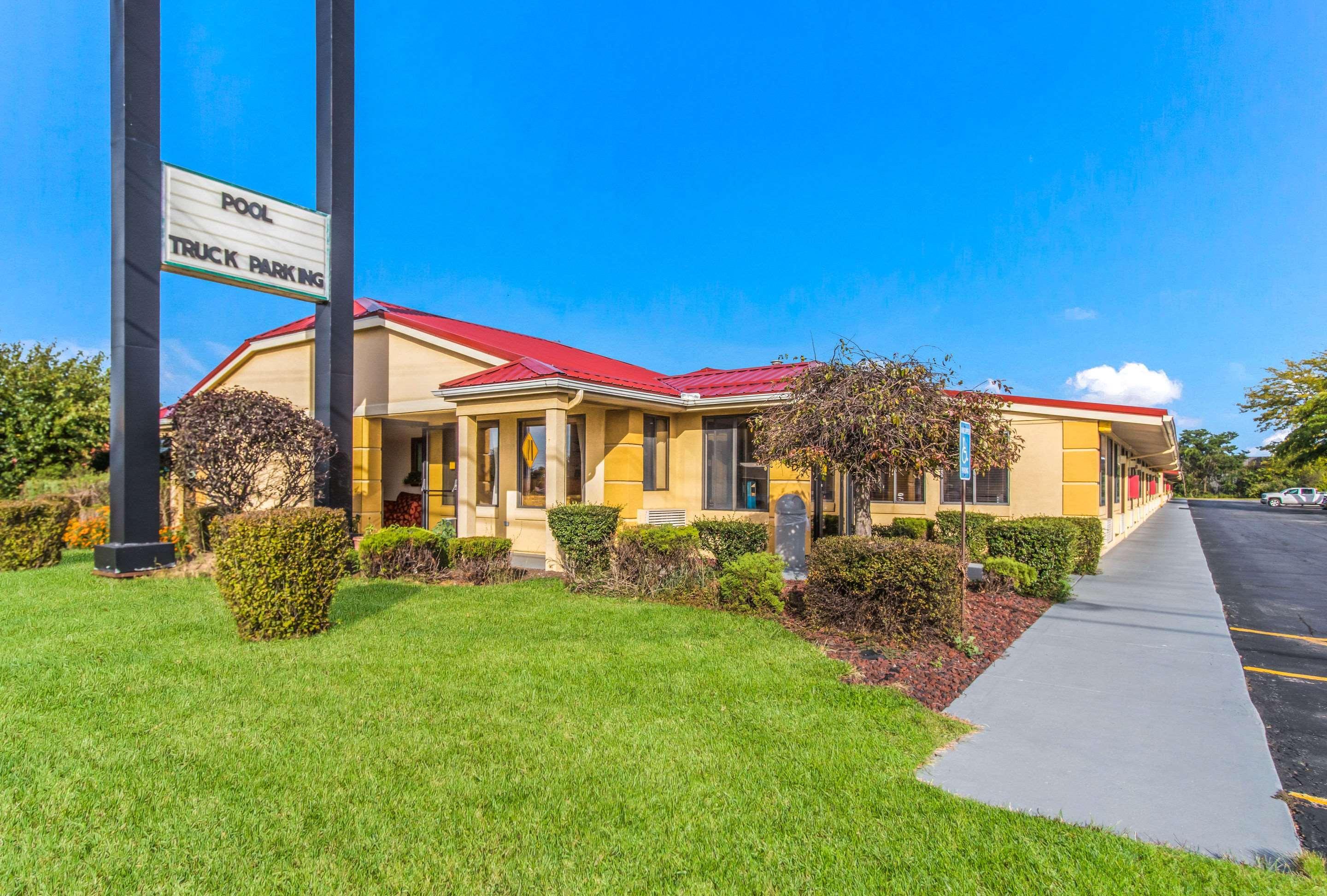 Econo Lodge Norwalk Exterior photo