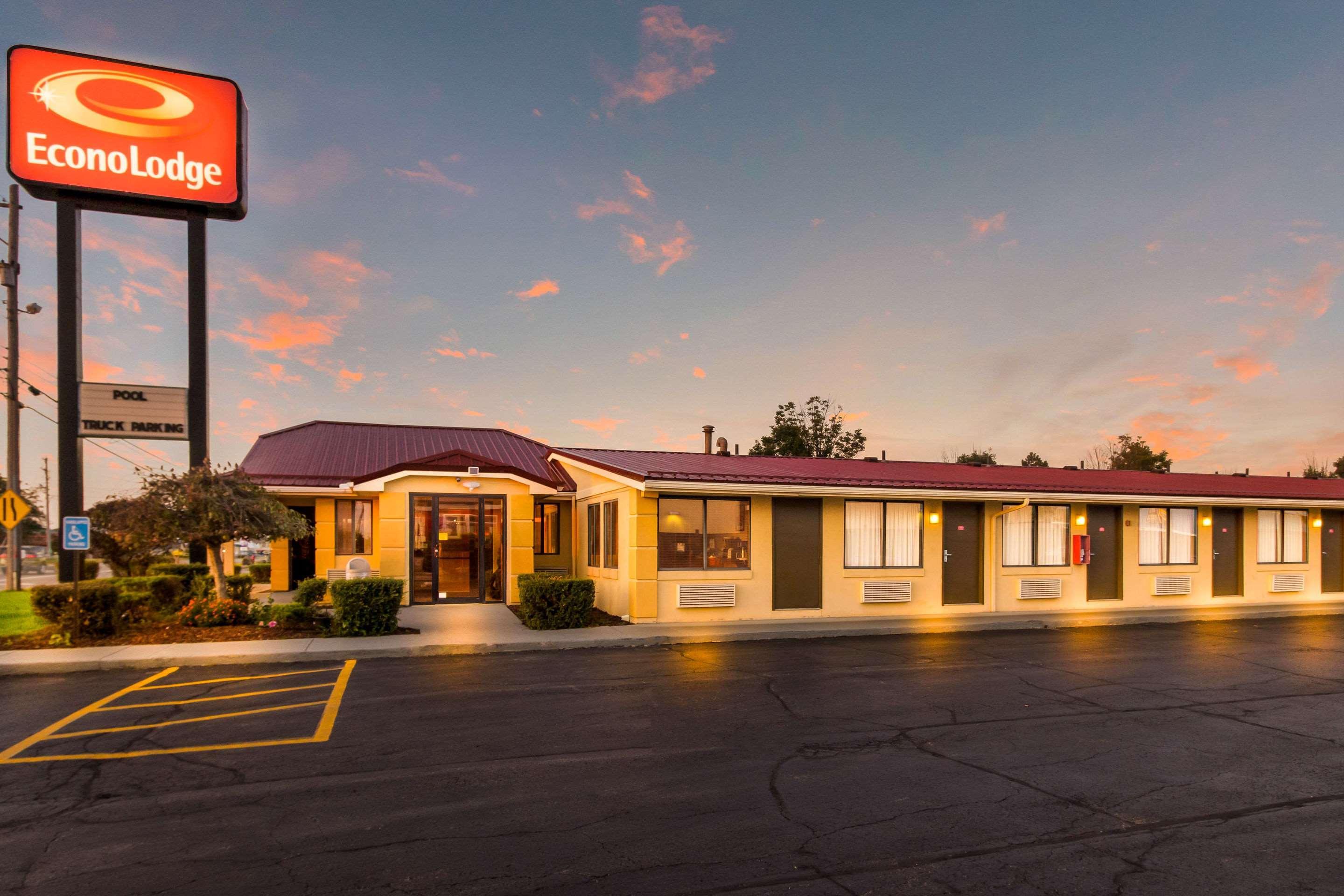 Econo Lodge Norwalk Exterior photo