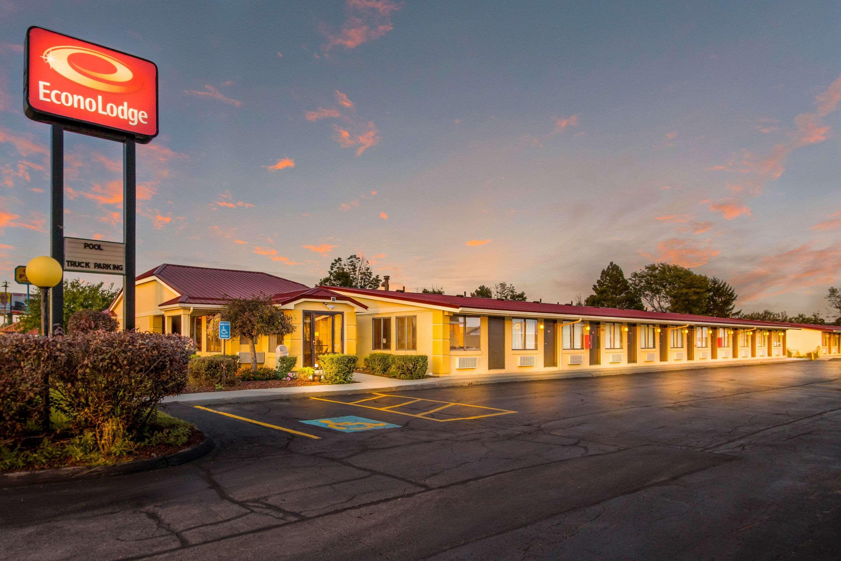 Econo Lodge Norwalk Exterior photo