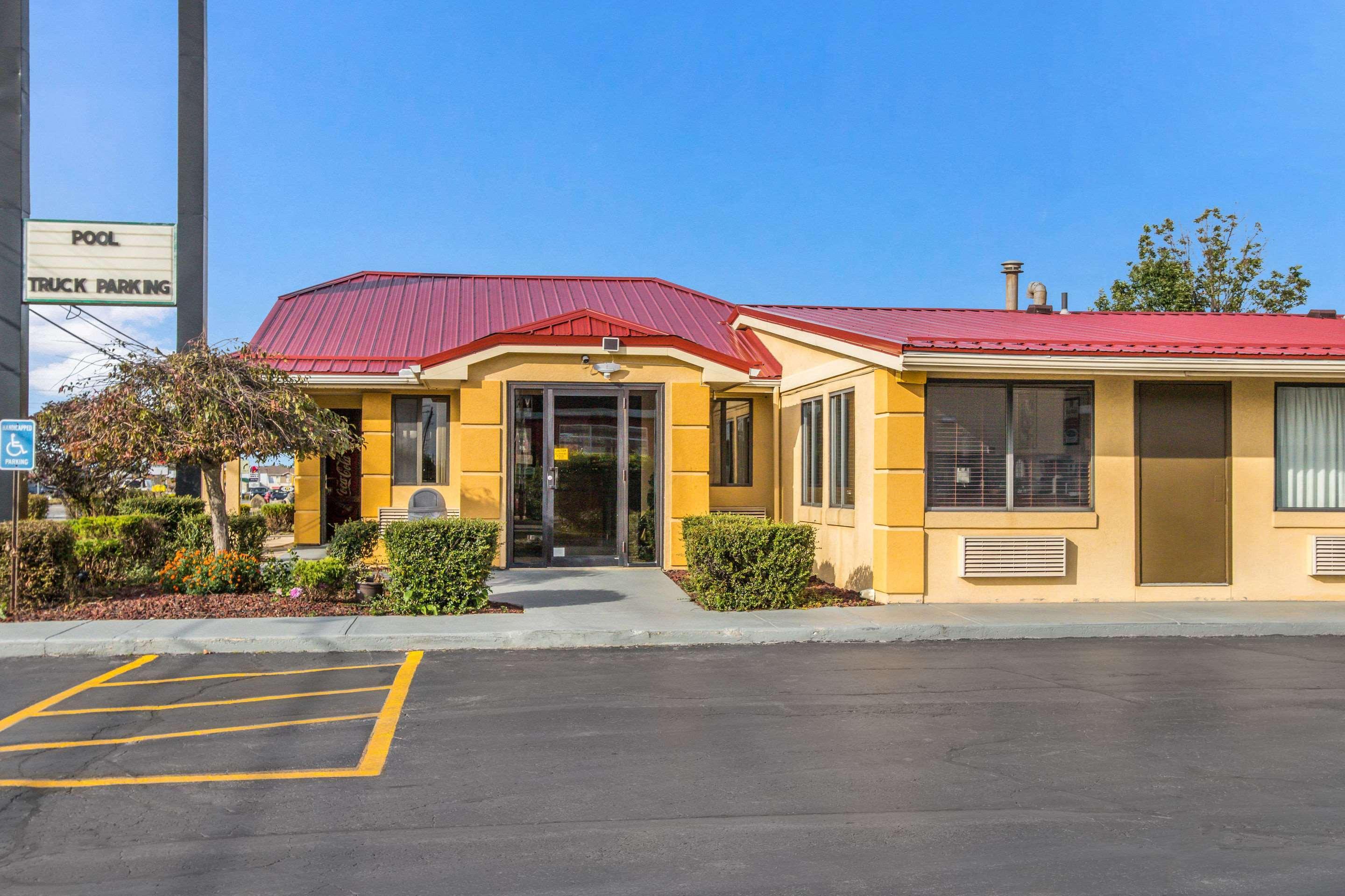 Econo Lodge Norwalk Exterior photo